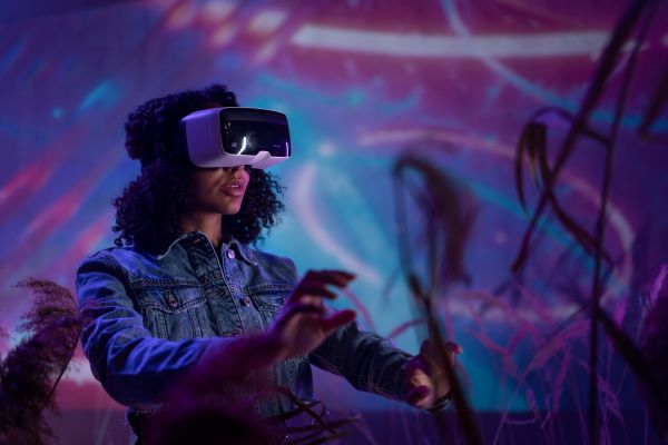 Femme avec un casque de réalité virtuelle